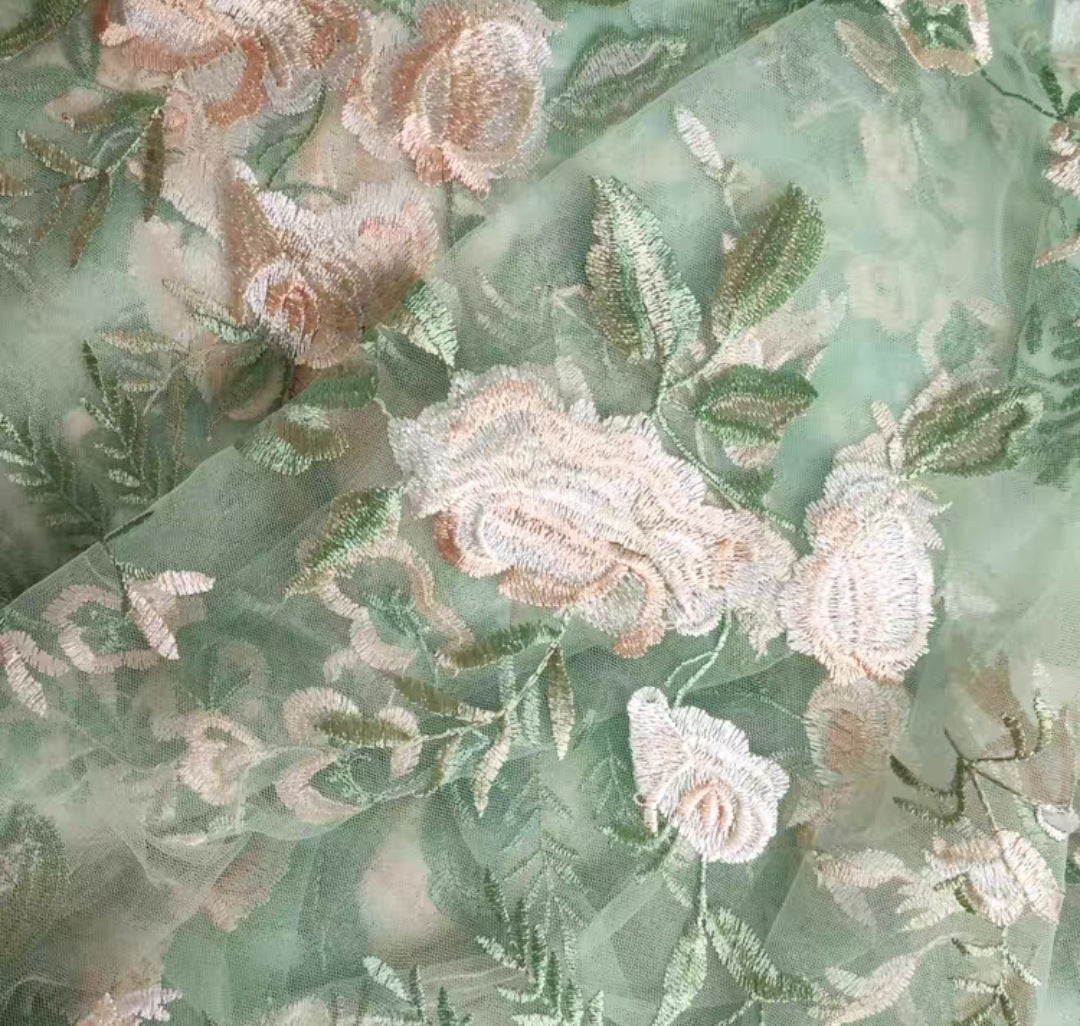 Robe brodée personnalisée à la mode