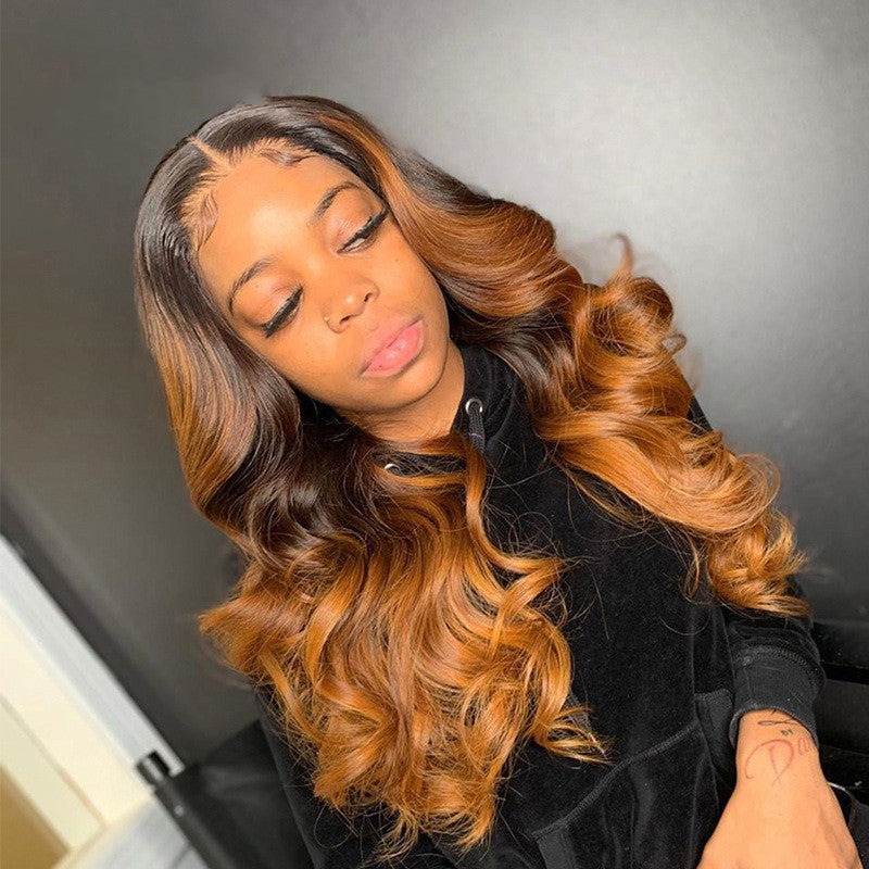 Parrucca con sfumatura a T che mette in risalto due ciocche di capelli