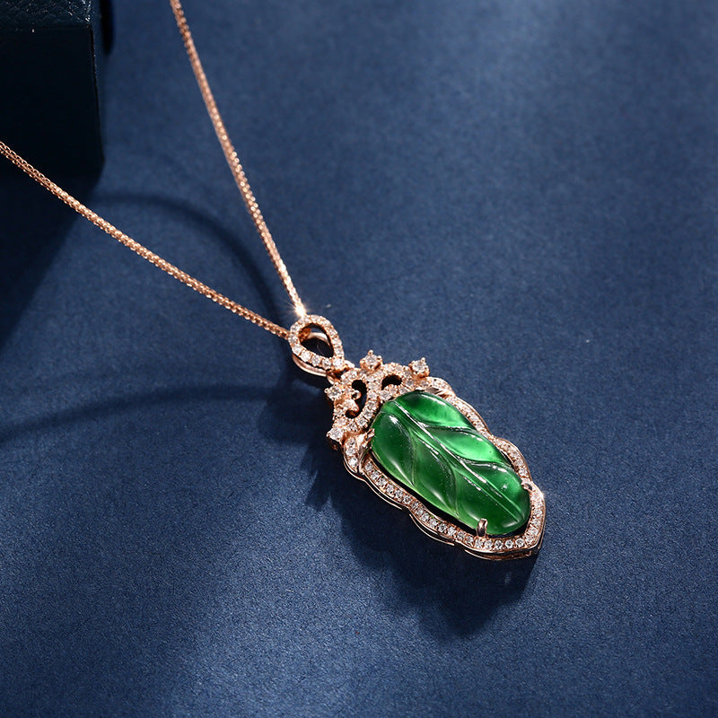 Collier en jadéite avec branches incrustées d'or et feuilles de jade