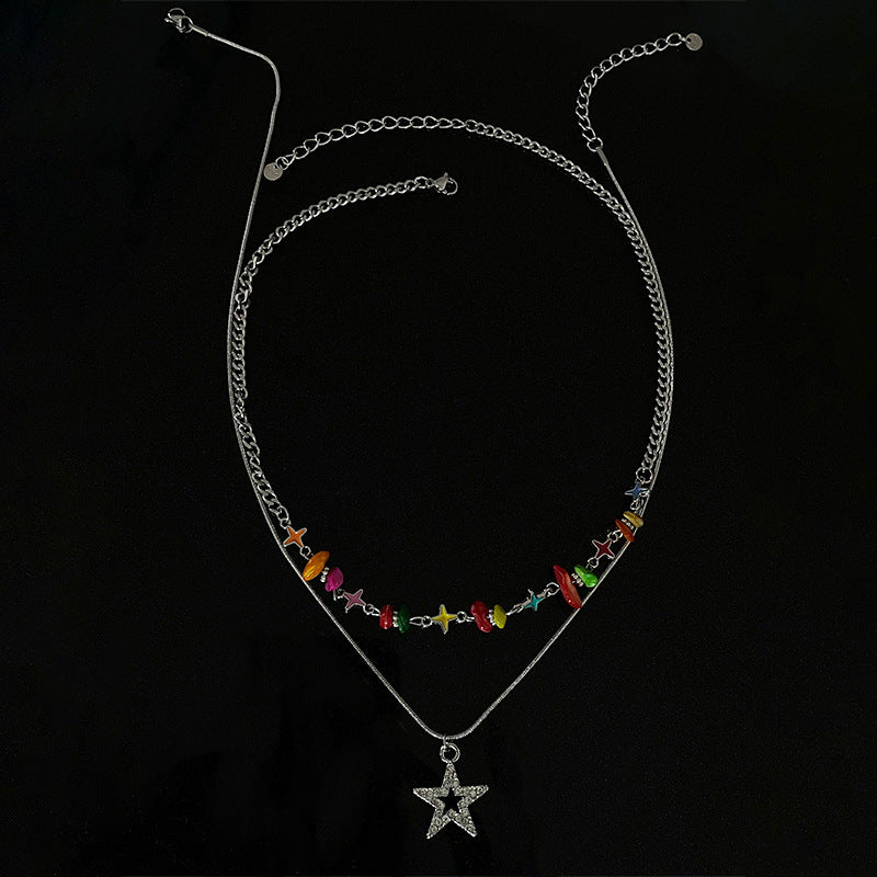 Collier étoiles en gravier coloré au point de croix