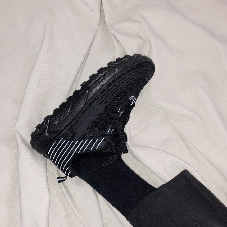 Chaussures de sport en tricot réfléchissantes et anciennes