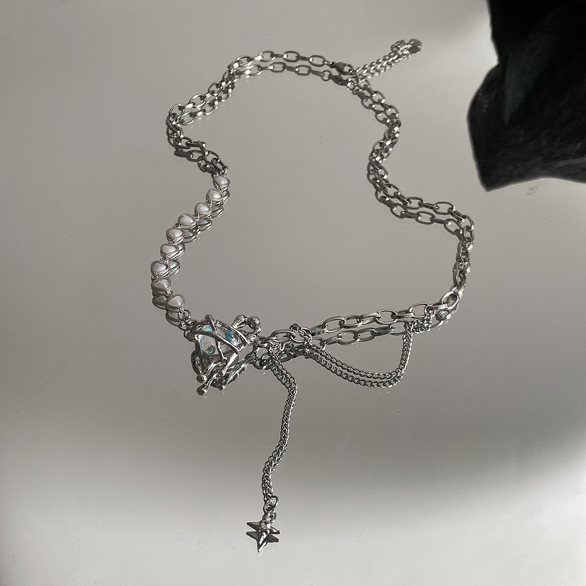 Collier avec pendentif en forme de cœur coloré et coutures de perles