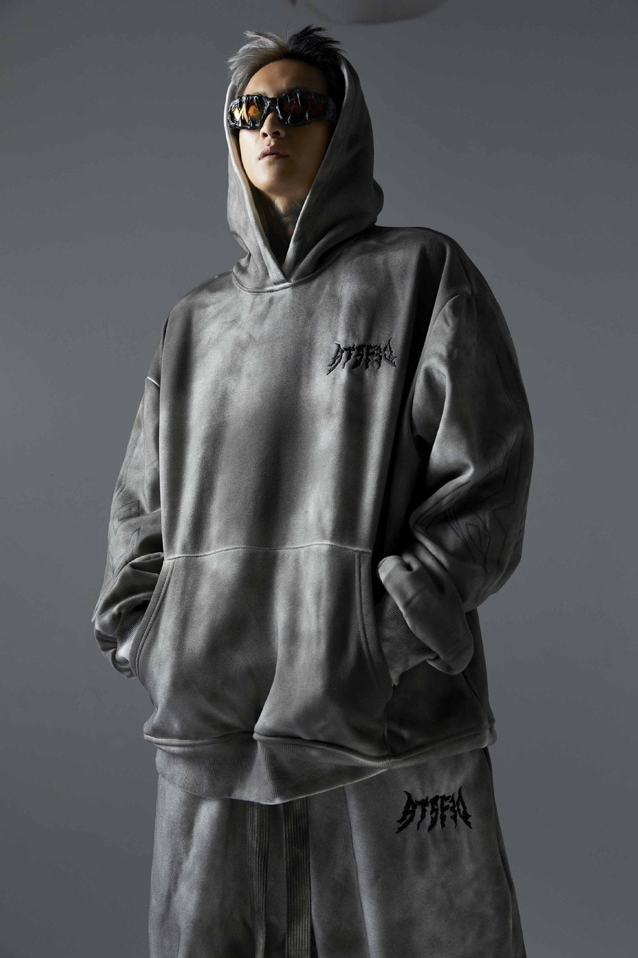 Felpa con cappuccio imbottita in velluto alla moda