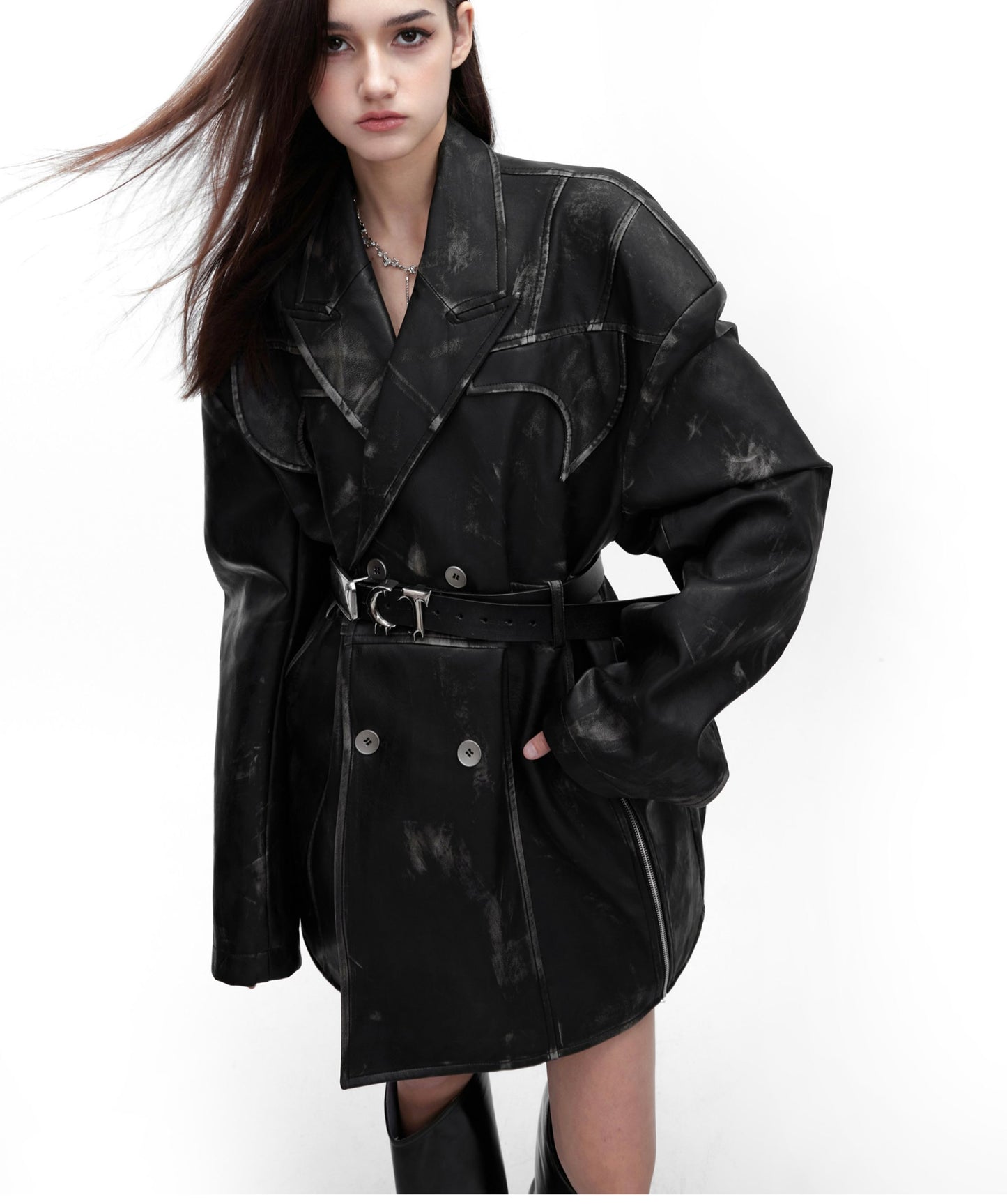 Veste de costume rétro en cuir PU vieilli, style déconstruction affirmée.