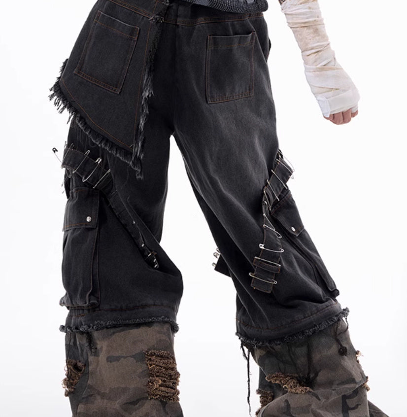 Jeans con spilla e nastro per struttura di giunzione mimetica