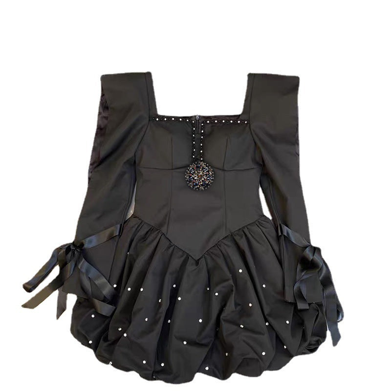 Abito corto ed elegante aderente con fiocco ritagliato