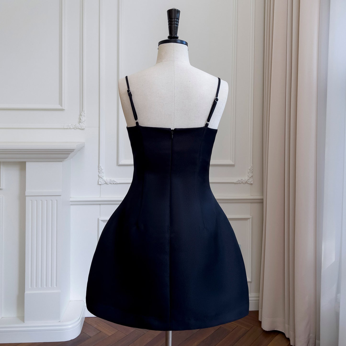 Abito da sera in stile francese, con bretelle aderenti e fiori