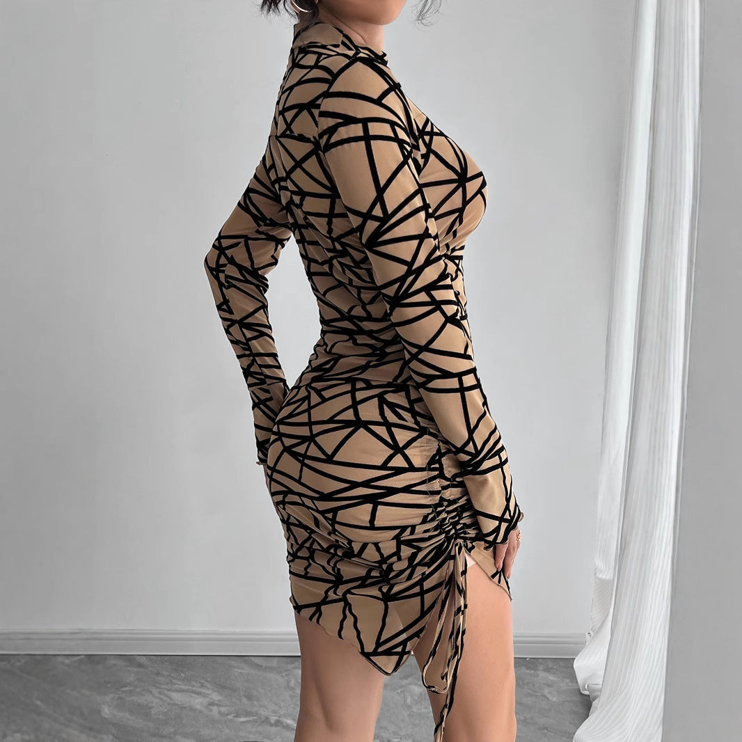 Robe courte irrégulière à manches longues et col montant avec cordon de serrage latéral