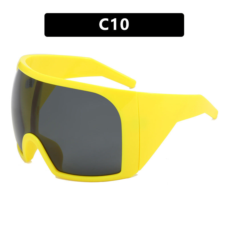 Occhiali da sole alla moda con montatura grande e mascherina