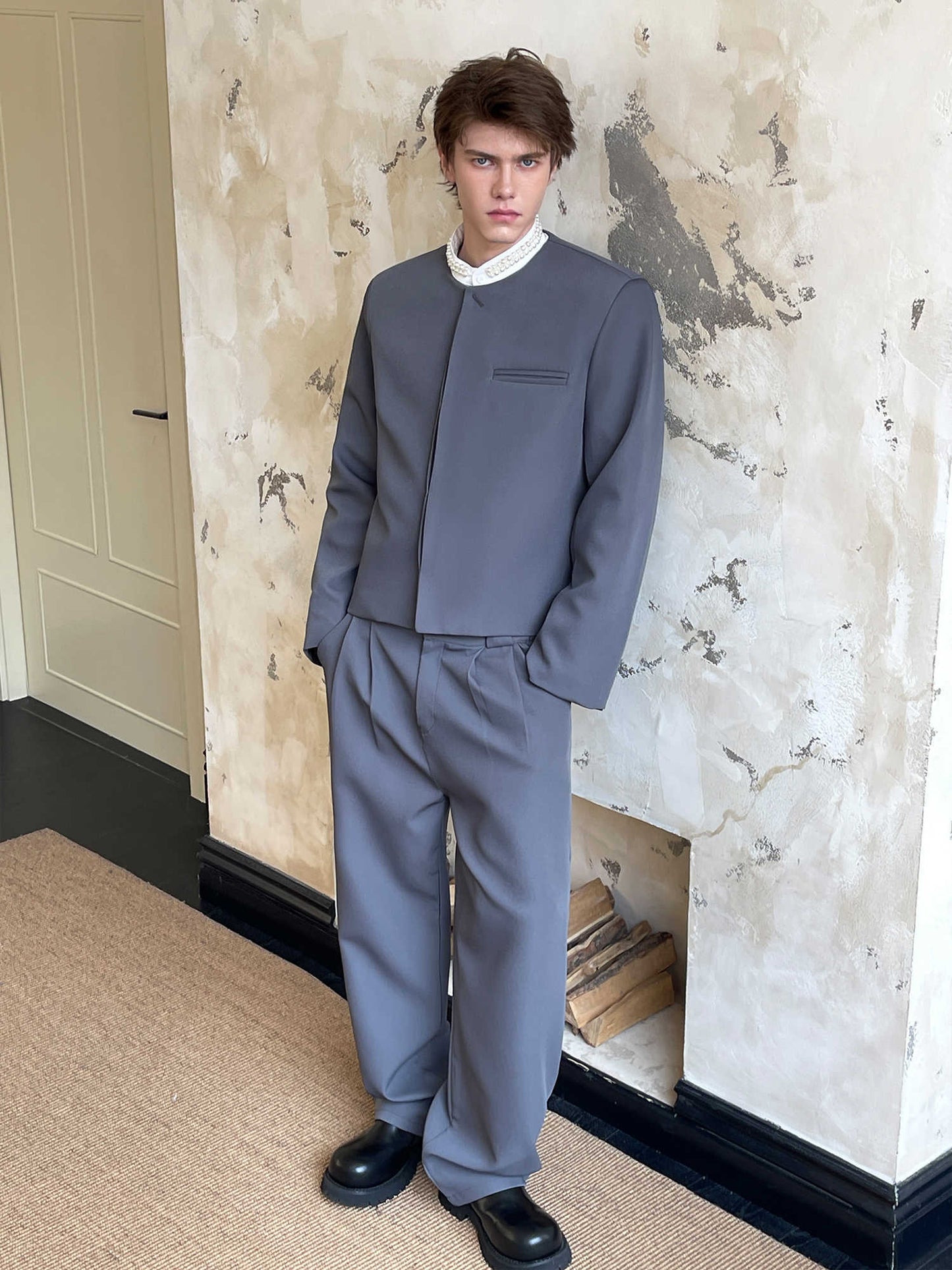 Completo da uomo minimalista di alta qualità con spalle larghe e temperamento tinta unita