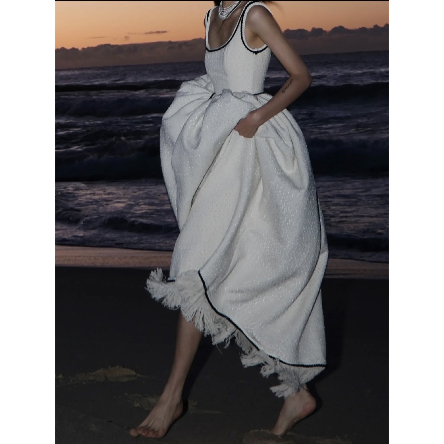 Robe de couleur unie contrastée, robe à pompons, longueur à bretelles pivotantes