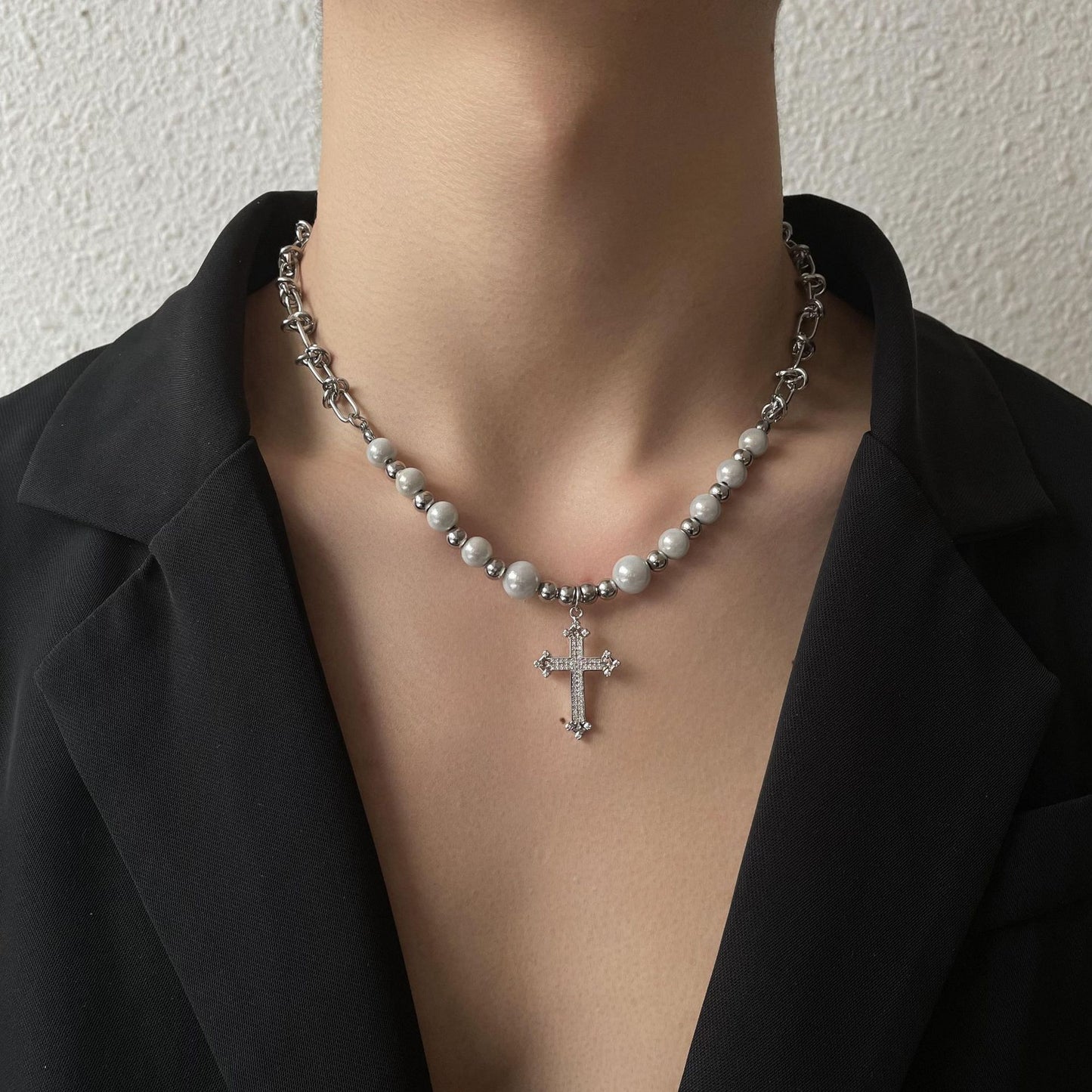 Collier croix en perles réfléchissantes