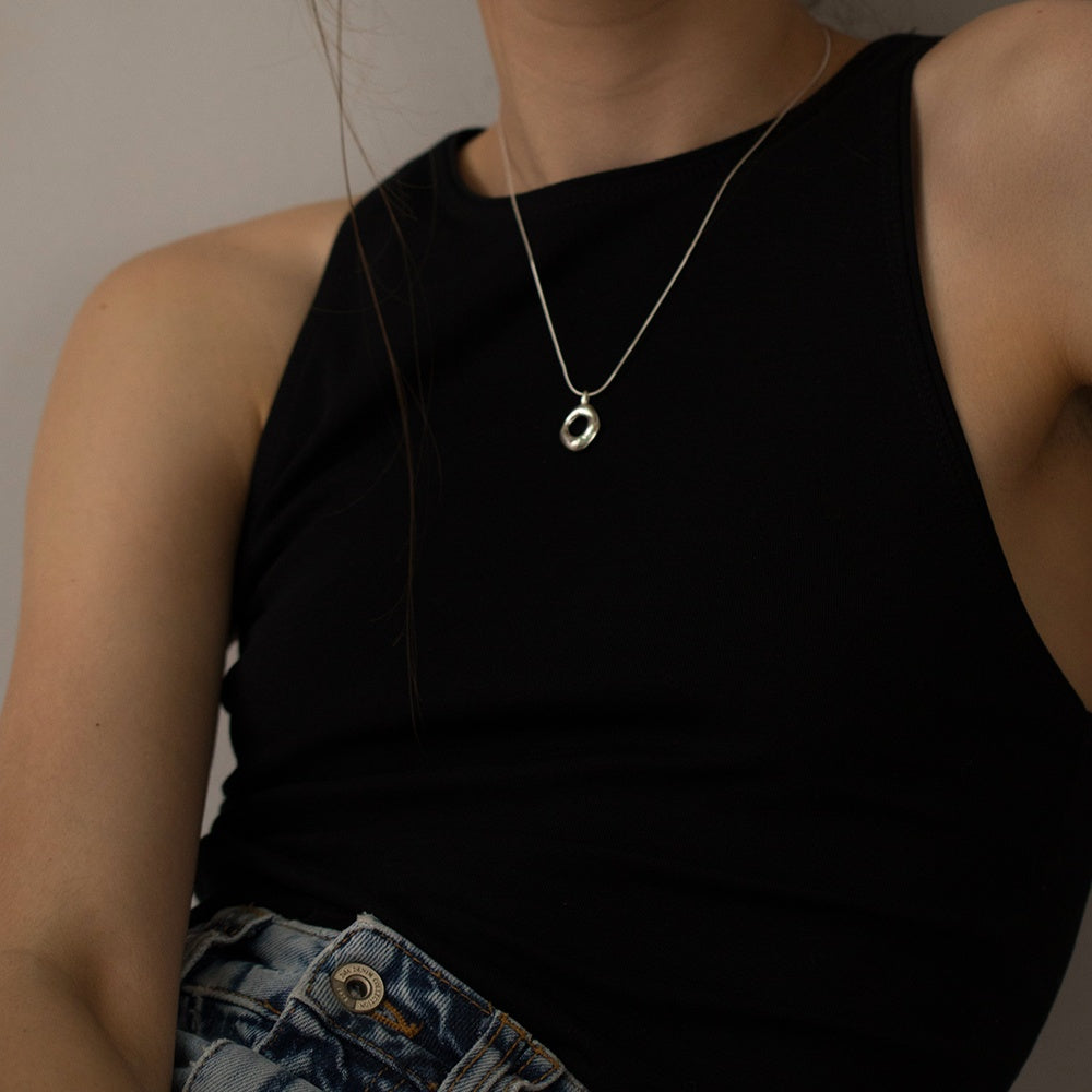 Collana da donna con ciondolo rotondo irregolare a forma di serpente in oro con catena a forma di osso