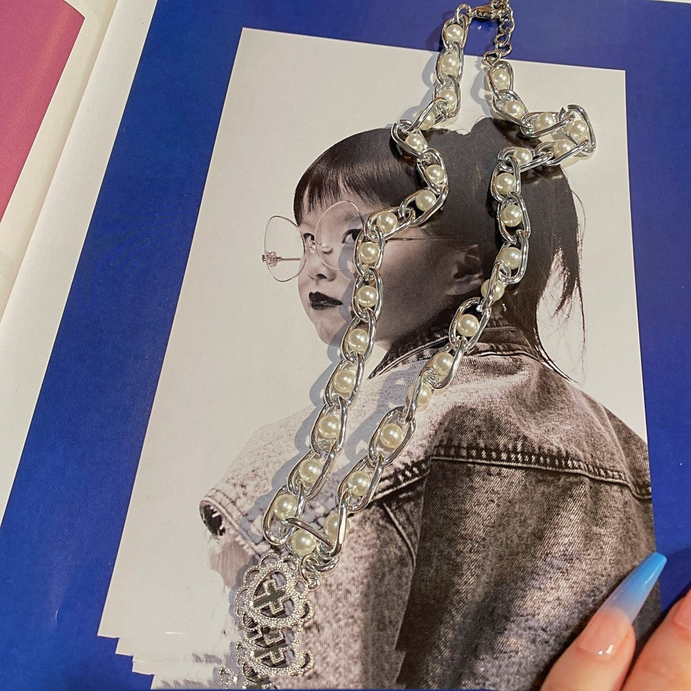 Collier de perles en forme de croix d'amour en relief