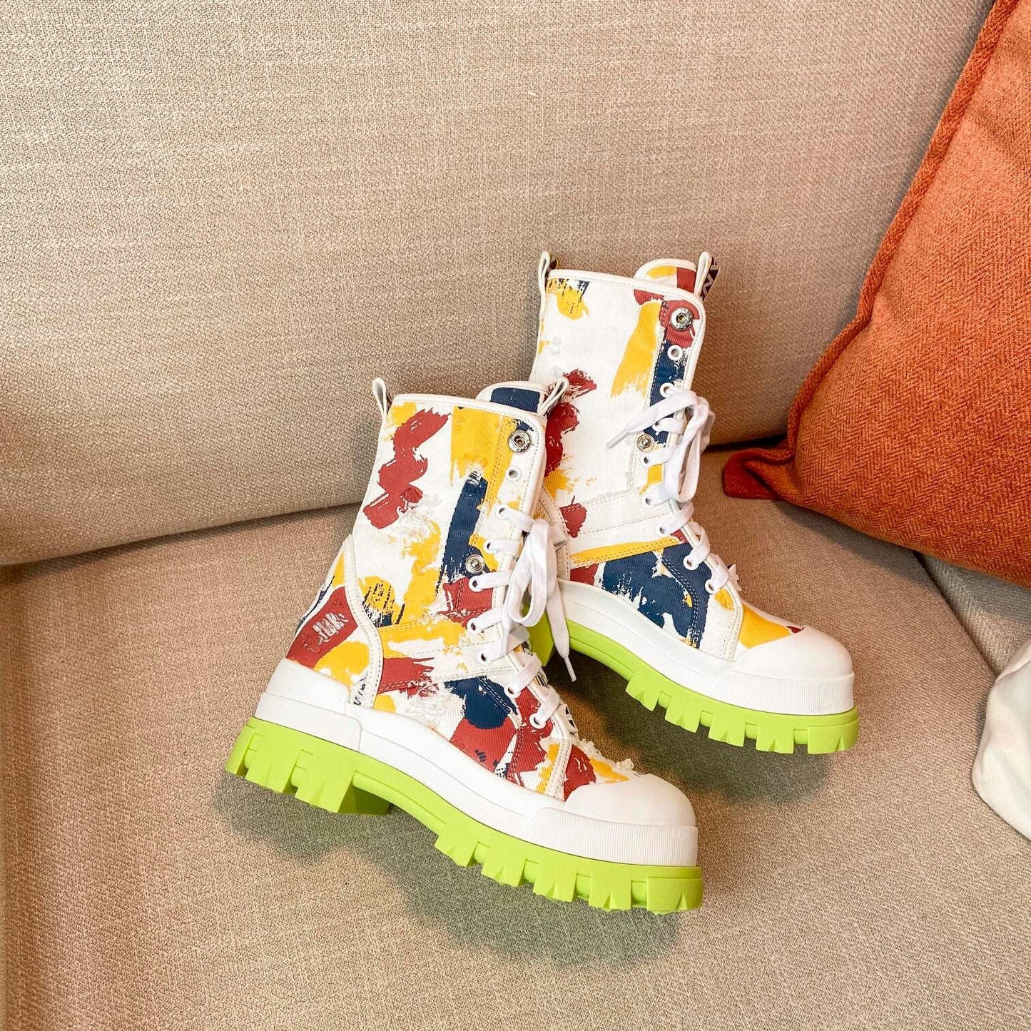 Bottes en toile avec graffitis
