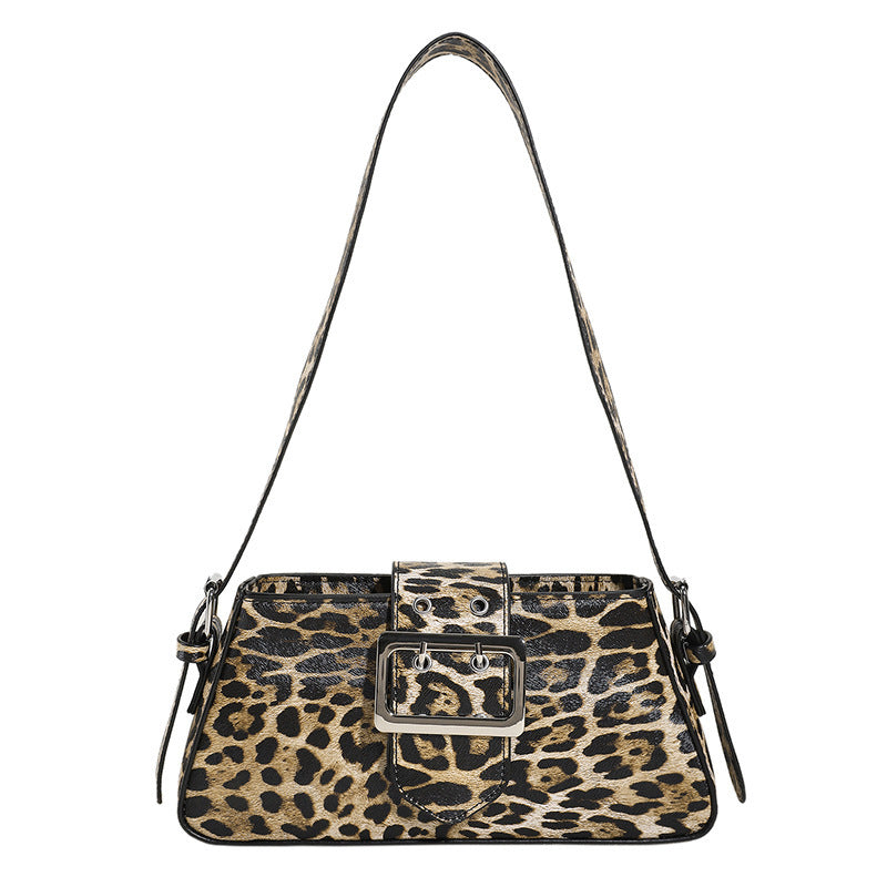 Borsa sottobraccio leopardata, personalità femminile alla moda