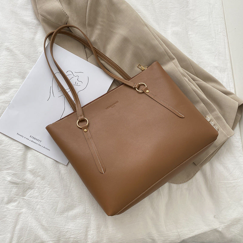 Personalità della moda, moda alla moda, borsa coordinata