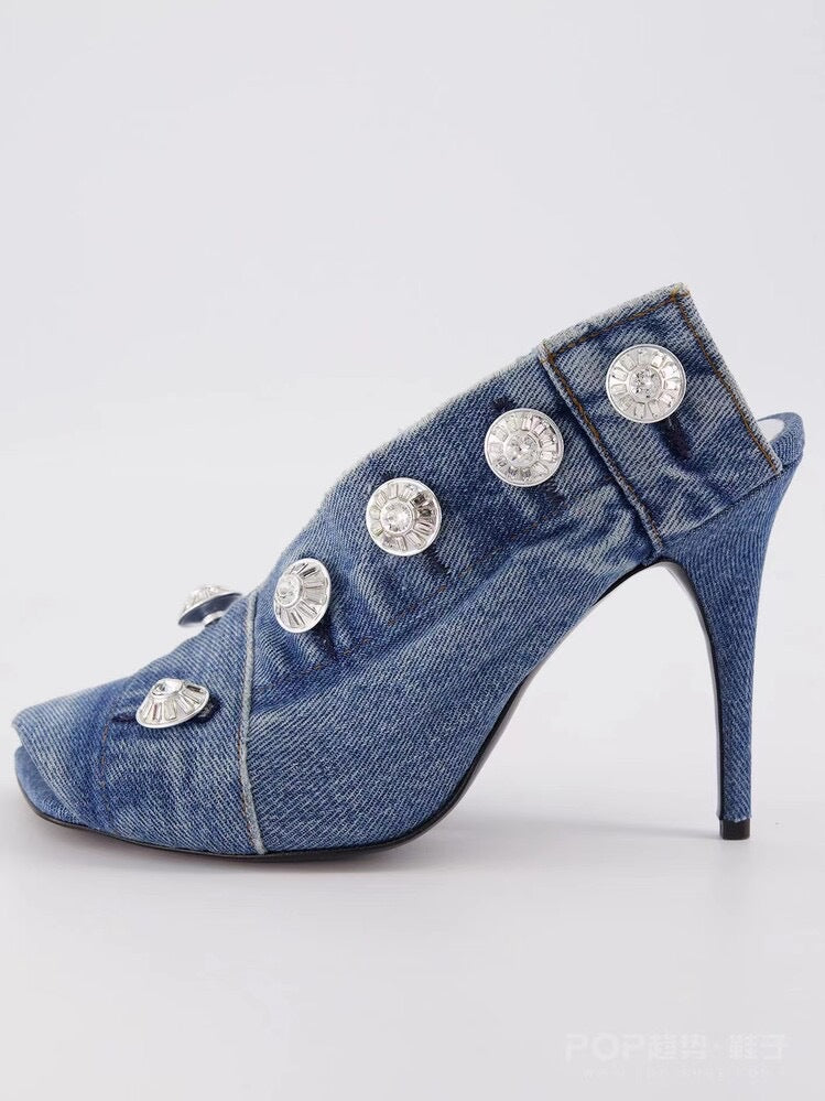 Chaussons en denim à talons aiguilles et bout carré avec rivets métalliques