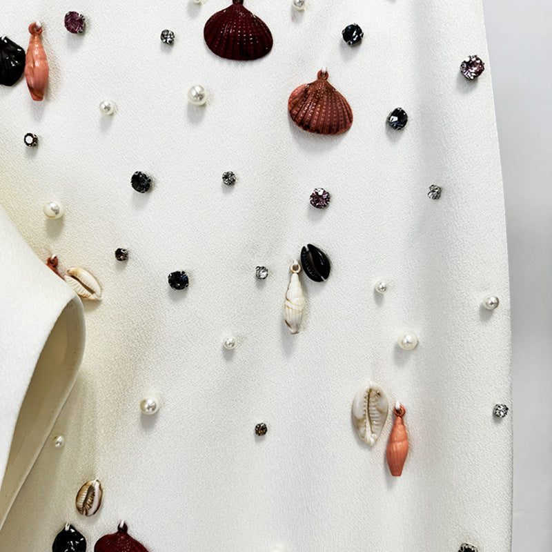 Completo corto con perline di conchiglia e strass per l'industria pesante
