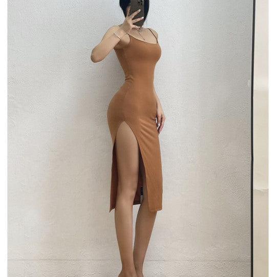 Robe coupe slim et grande, fendue, longues bretelles sur les hanches