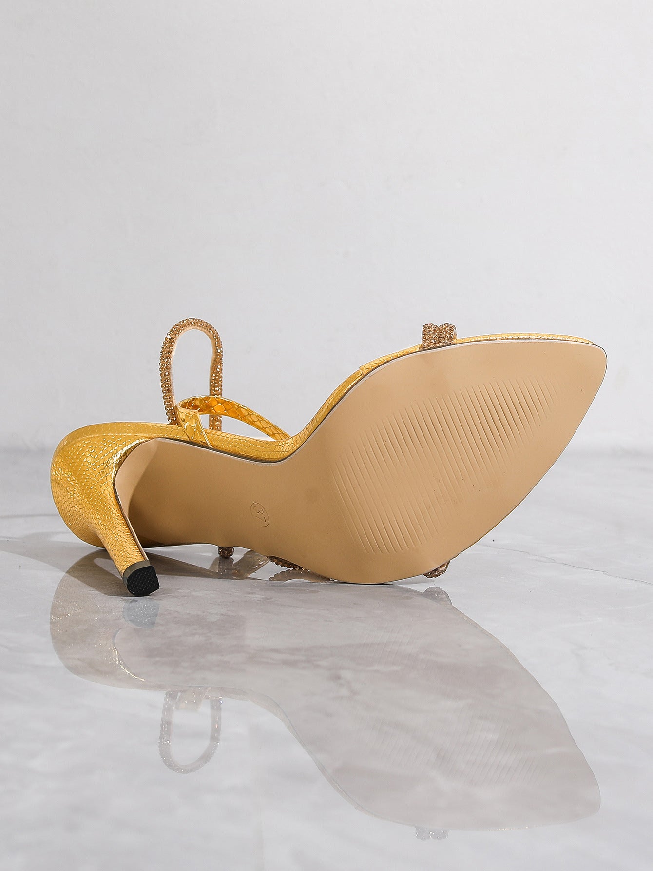 Escarpins à bout pointu en métal et strass