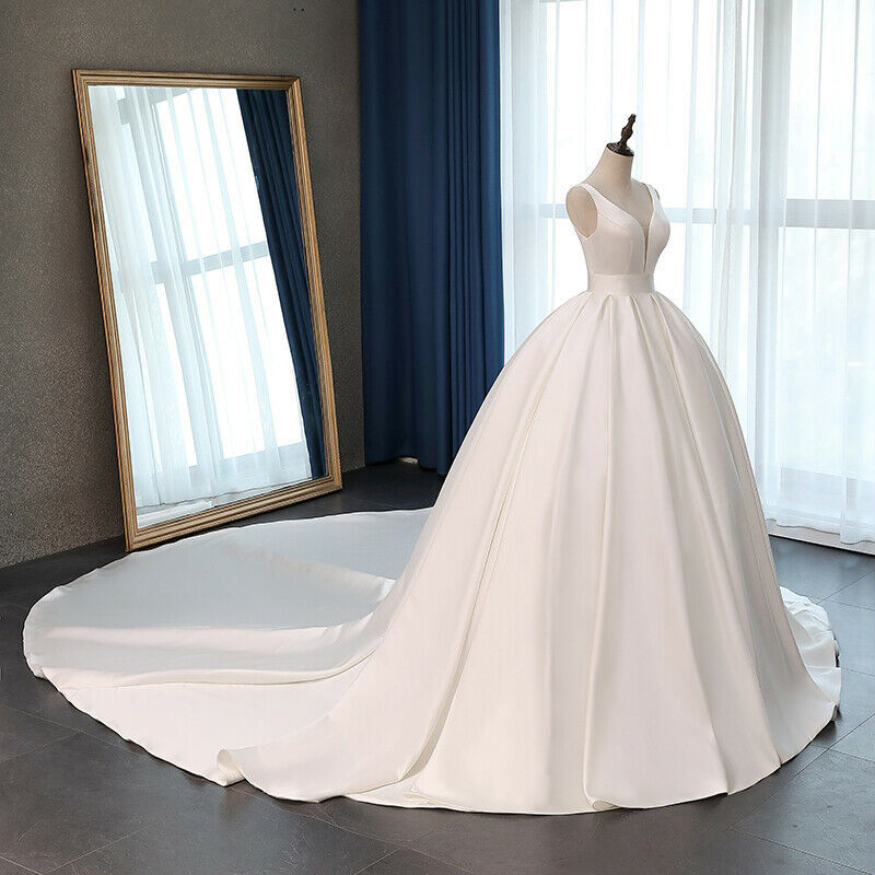 Robe de mariée rétro à épaules dénudées et longue traîne en satin