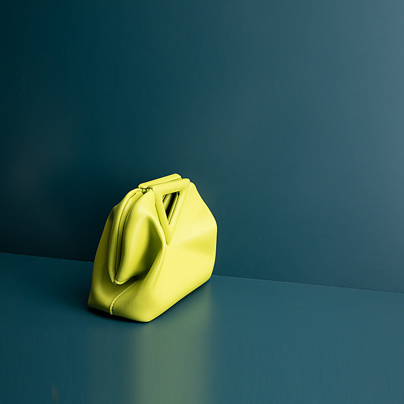 Borsa a tracolla a triangolo in morbida pelle di vitello con nuvola