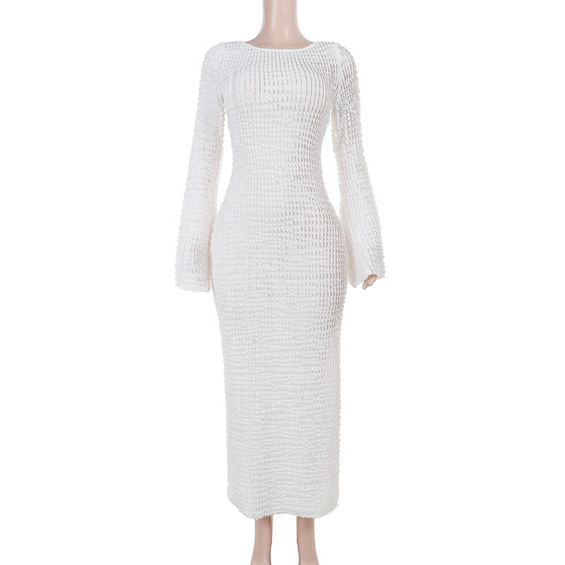 Robe dos nu moulante en tissu texturé, idéale pour l'automne