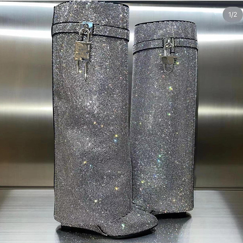 Bottes hautes à talon compensé et bout rond avec boucle en forme de requin et strass