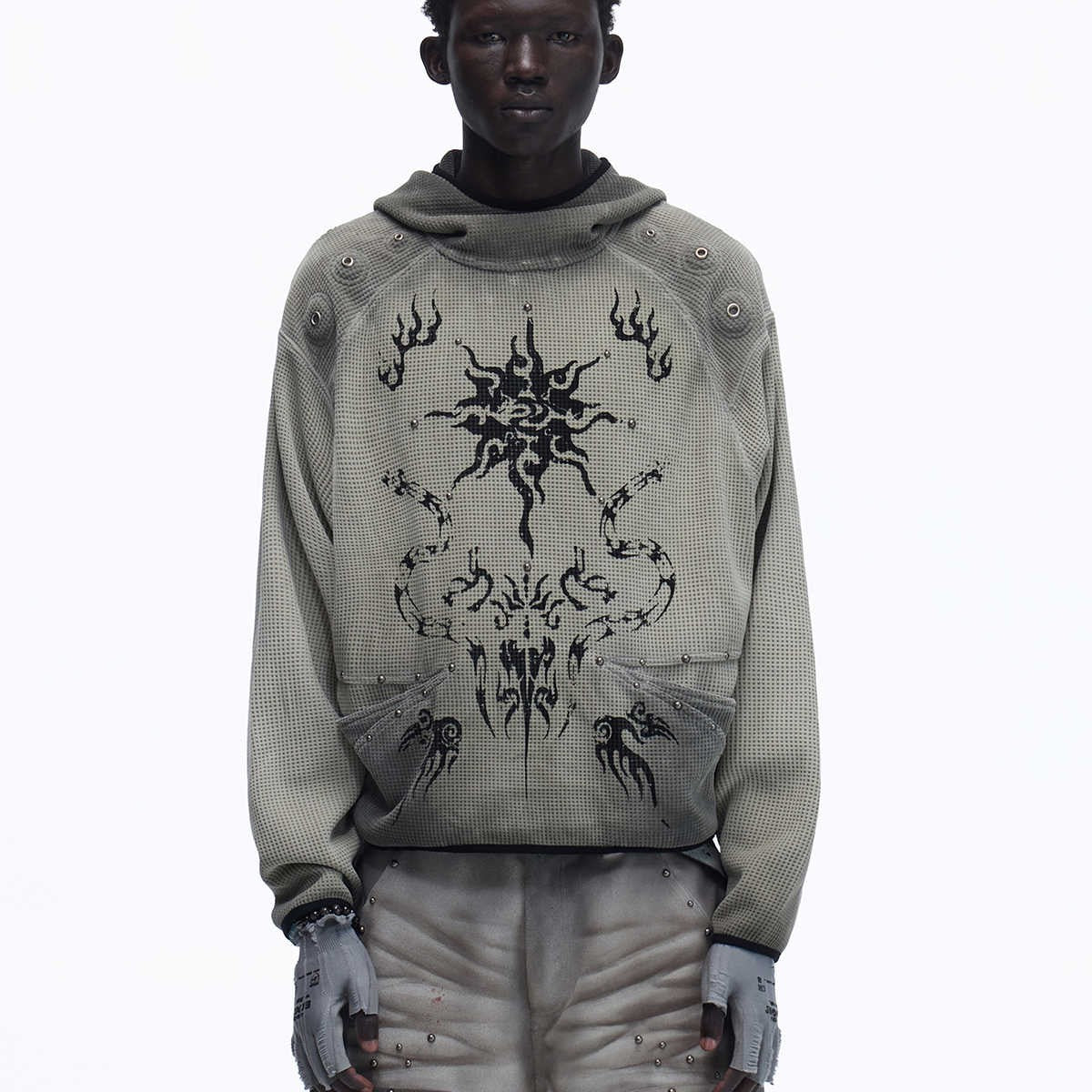 Le sweat à capuche en maille gaufrée vous garde au chaud.