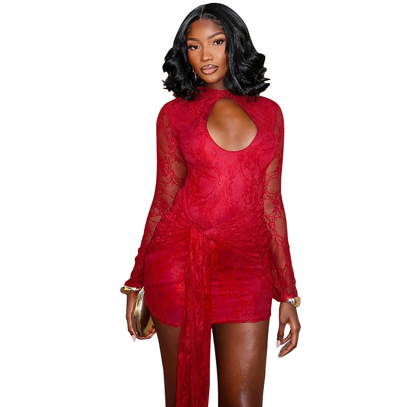 Robe courte unie à bretelles ajourées, manches longues en dentelle et ruban