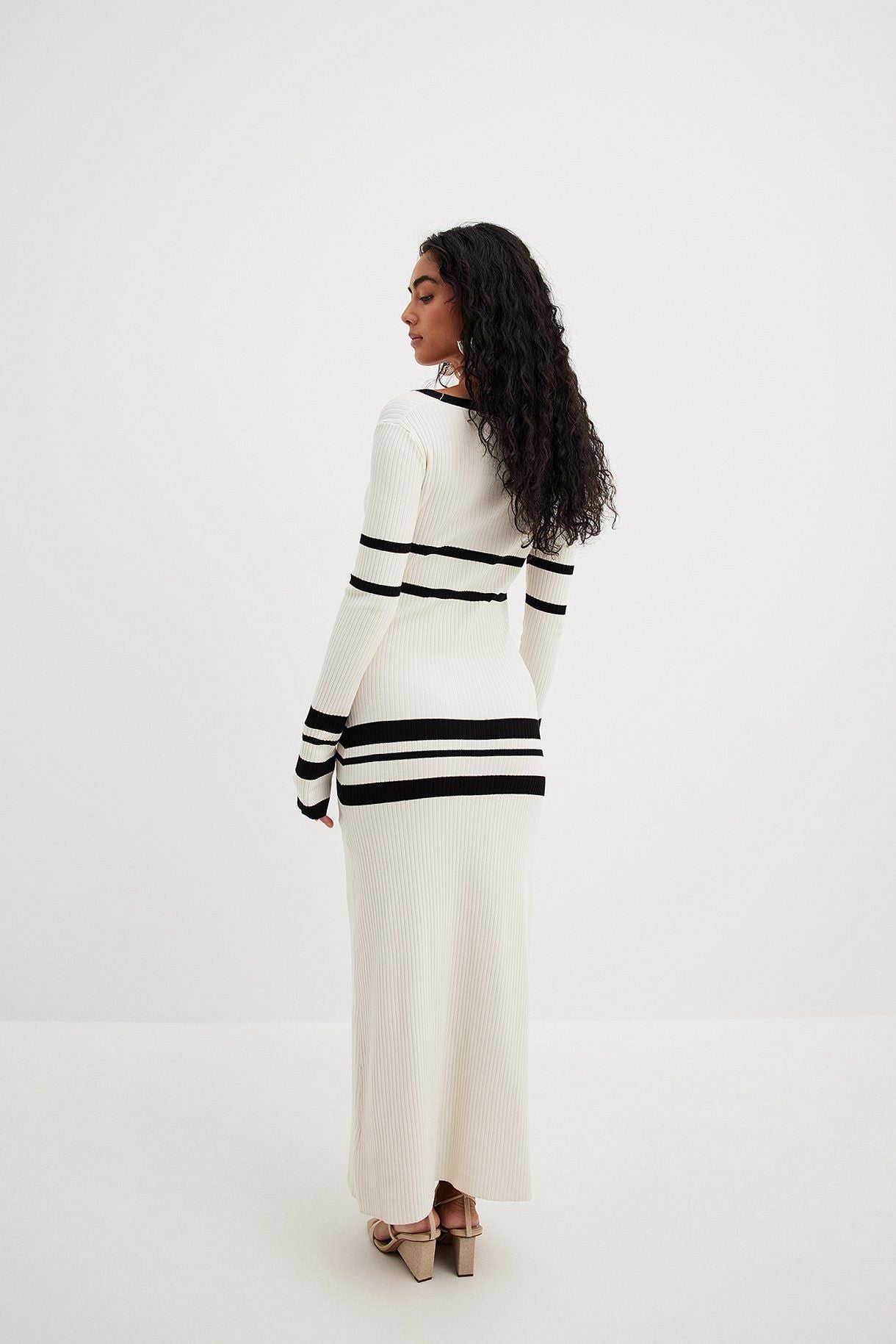 Gonna di lana slim-fit con abito in maglia a righe abbinate