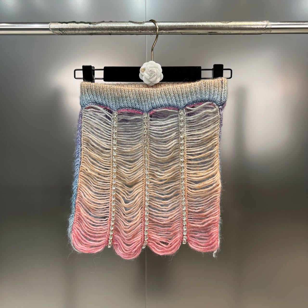 Completo corto con gilet in corda colorata traforata