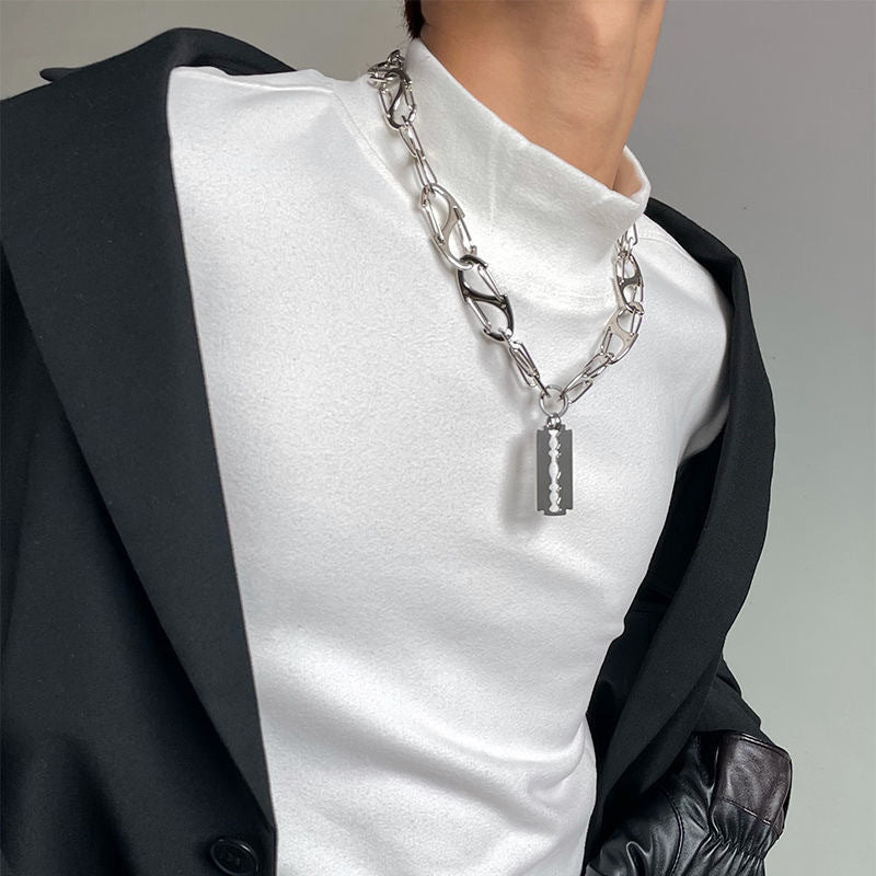 Collier pendentif en acier titane rasoir