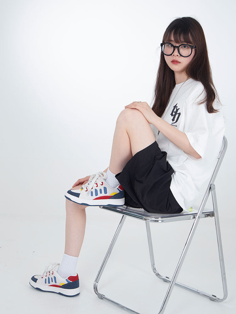 Chaussures de skateboard en daim blanc bleu rougeâtre jaune contrasté