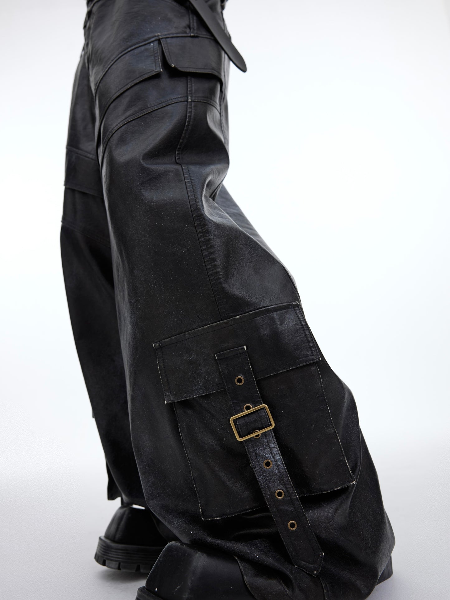 Pantalon décontracté en cuir PU punk avec drapé d'encre éclaboussée