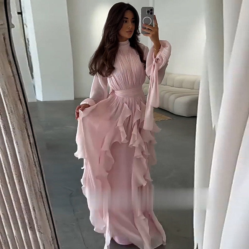 Robe élégante plissée à volants et coupe ajustée