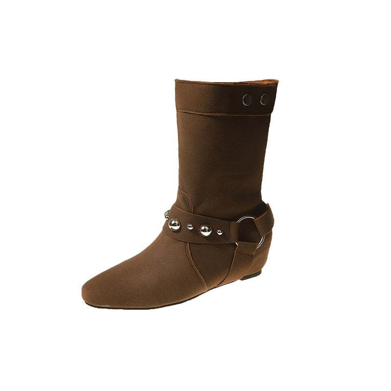 Bottines plates à rivets pointus et boucle de ceinture