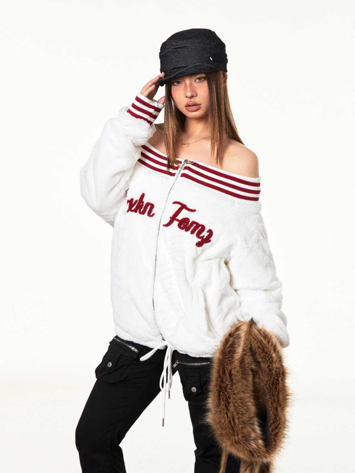 Manteau ample en laine d'agneau brodée en peluche à épaules dénudées style rétro