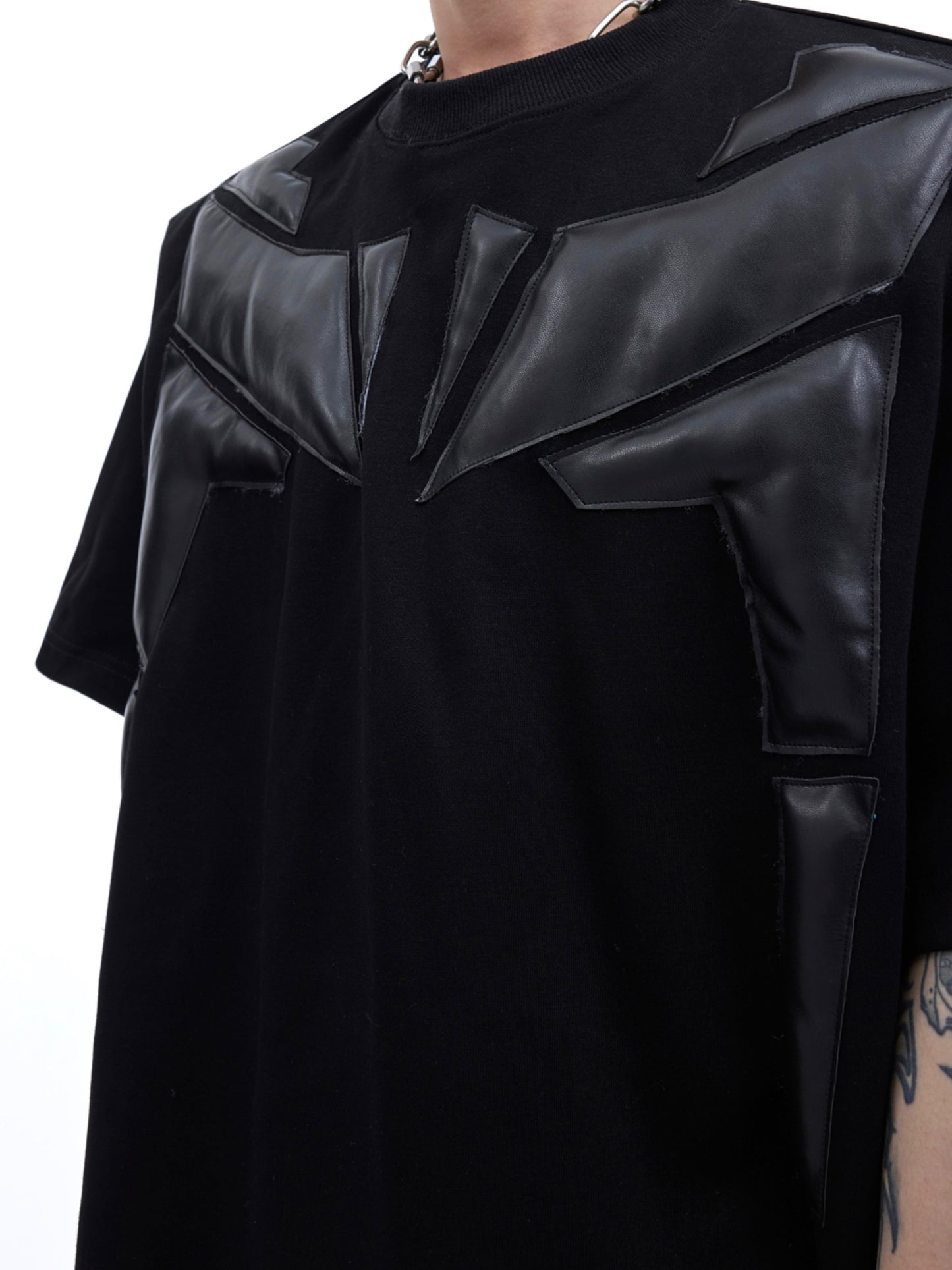 Déconstruction de niche, relief tridimensionnel, épaules rembourrées, manches courtes