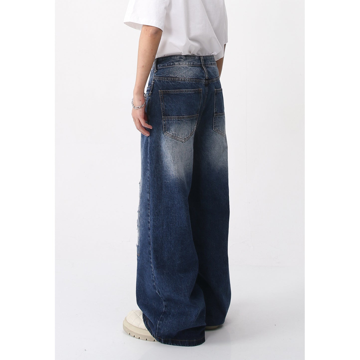 Fashionable Loose Fitting Wide Leg Jeans