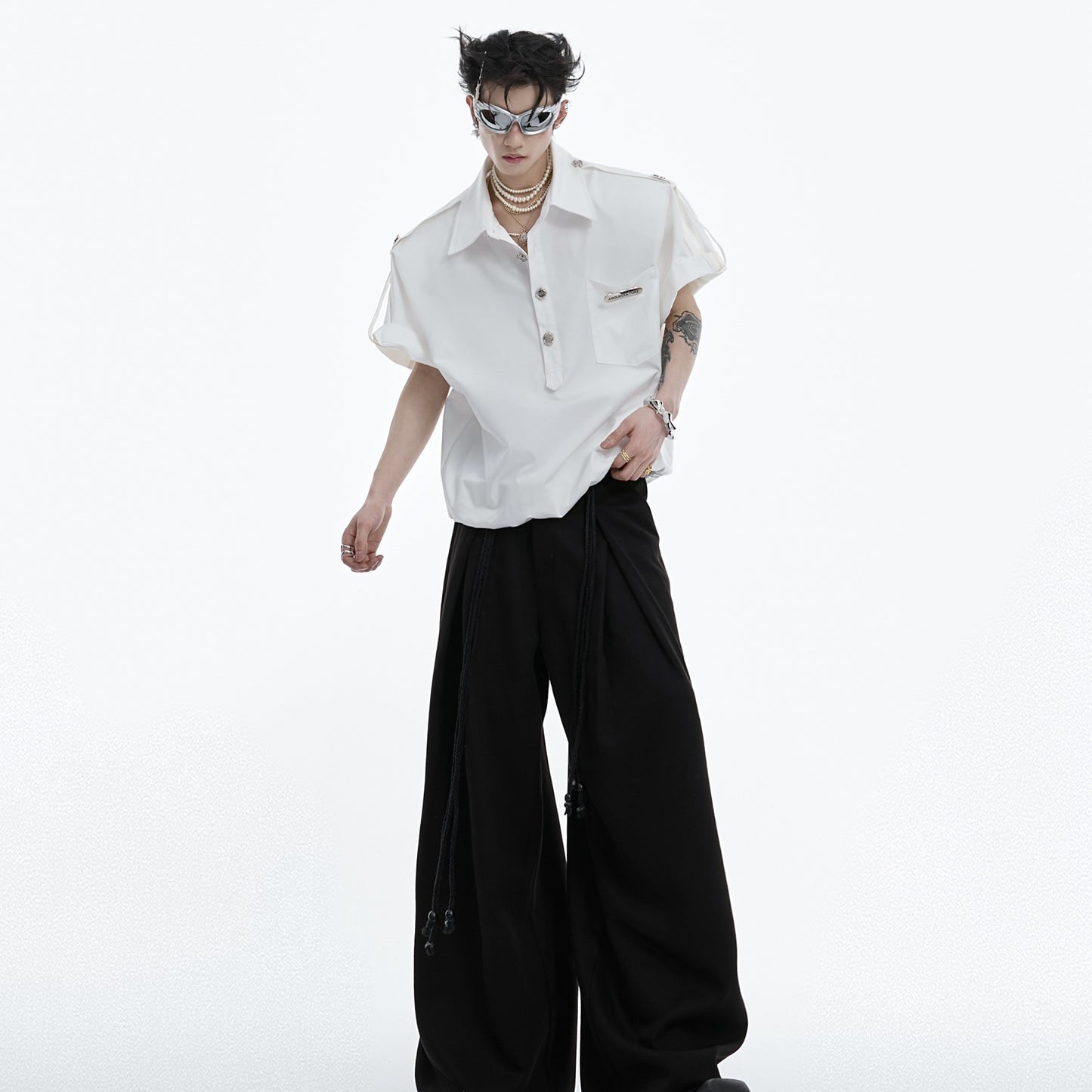 Manica corta con cuciture a bottone in metallo