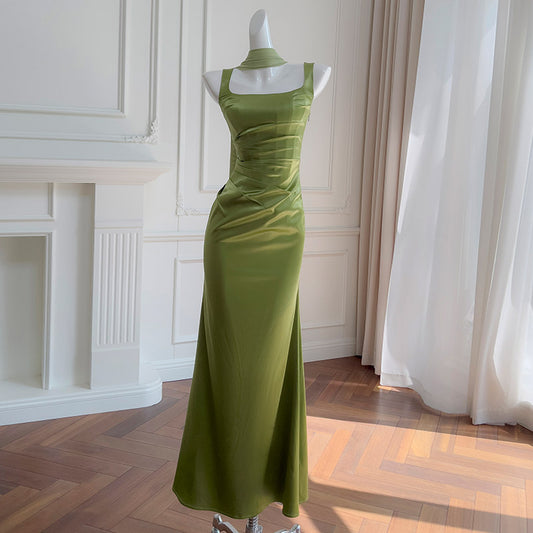 Robe longue en satin plissé à col carré et coupe ajustée française
