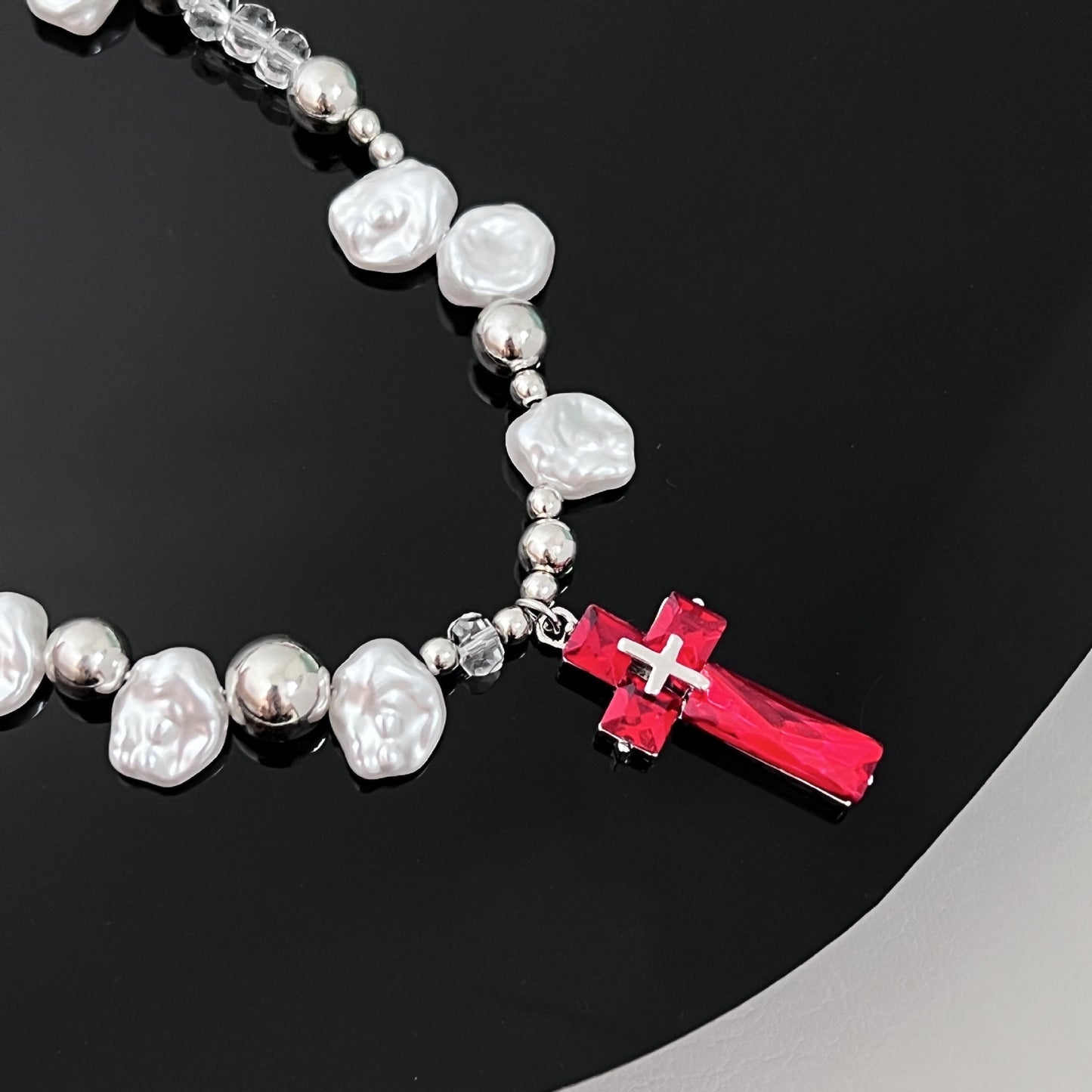 Collier croix en perles et zircon rouge