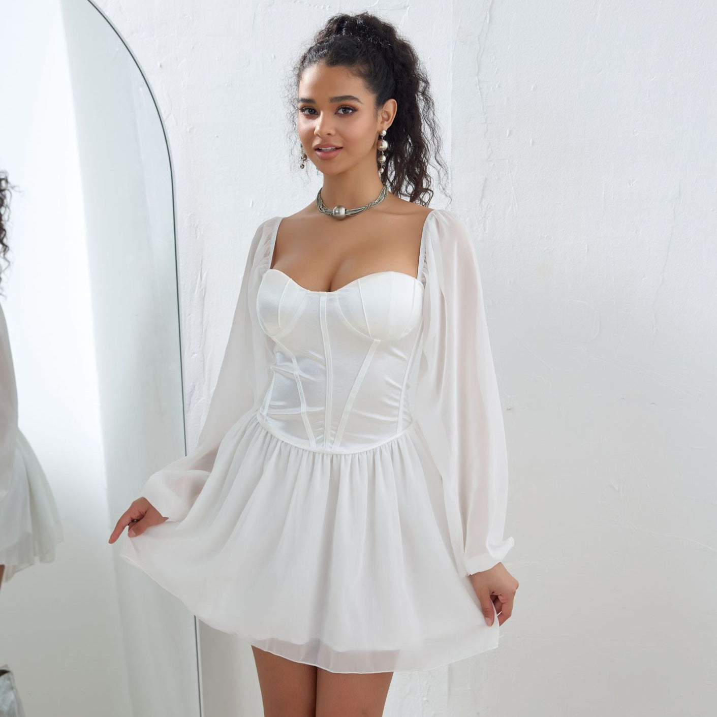 Robe style tube, col carré, coutures en maille, satin, taille haute, jupe trapèze