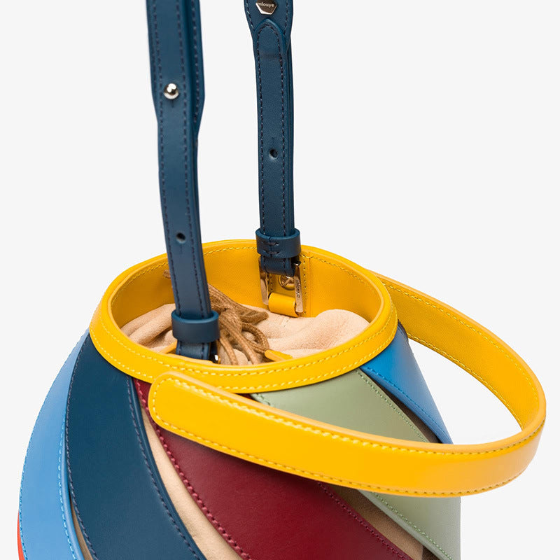 Borsa a secchiello portatile con tracolla cilindrica, cuciture trapuntate a rombi e colori a contrasto