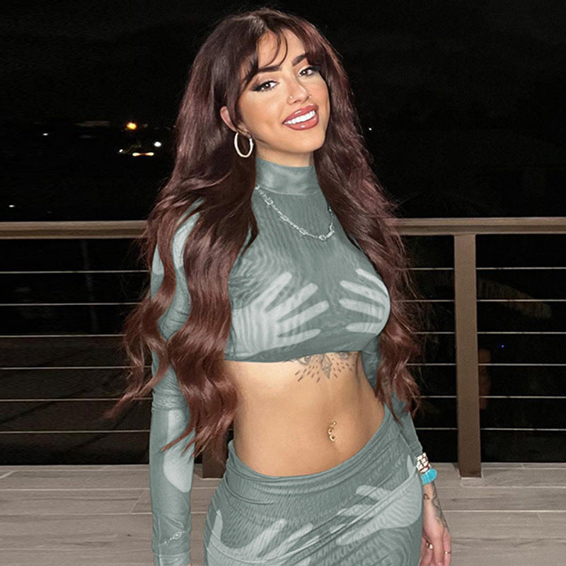 Completo gonna corto e aderente con stampa alla moda, a maniche lunghe e crop top