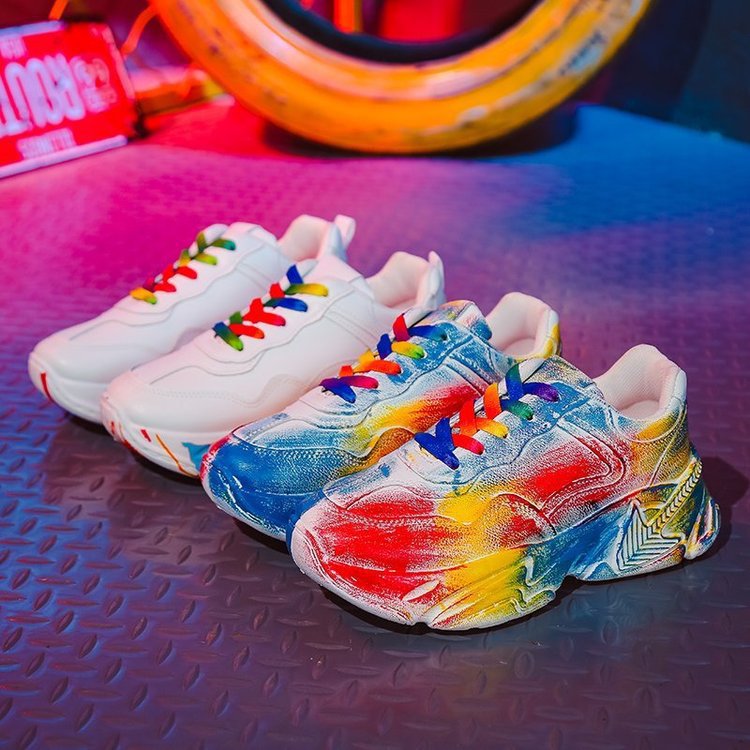 Chaussures blanches à plateforme pour femmes, style graffiti décontracté.