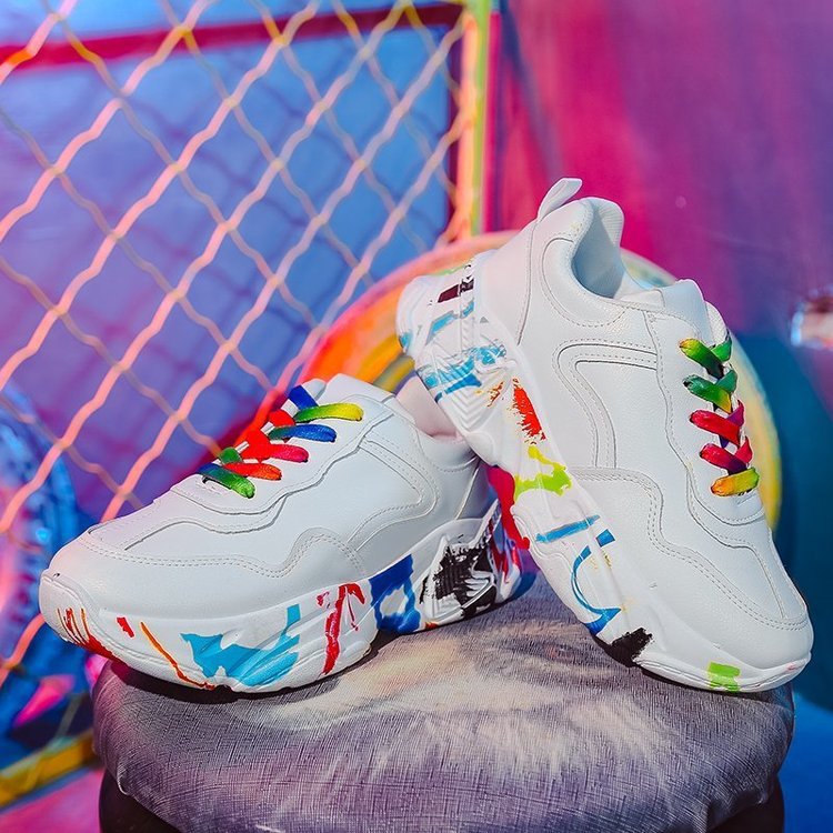 Chaussures blanches à plateforme pour femmes, style graffiti décontracté.
