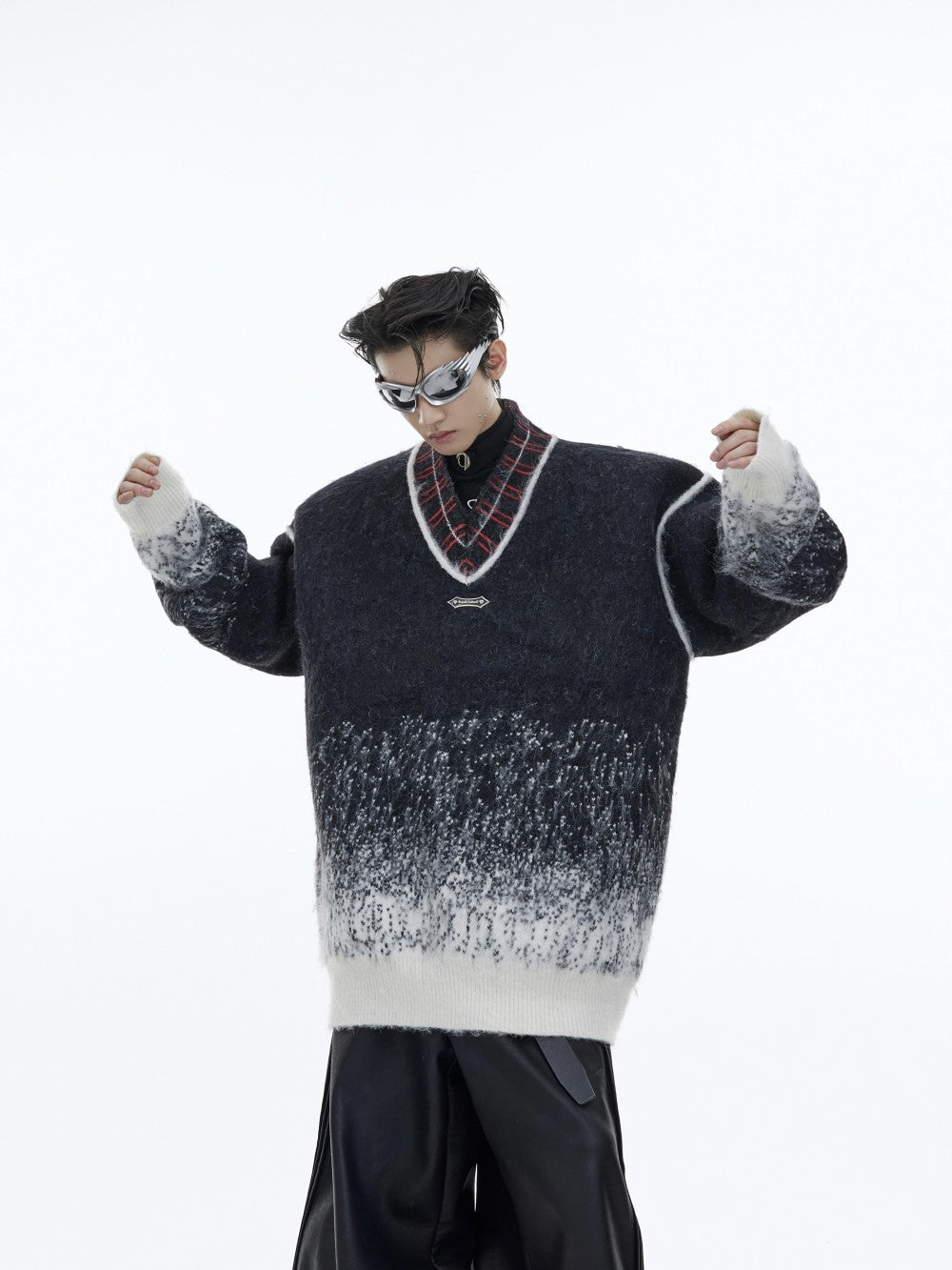 Le pull en tricot pelucheux est paresseux et ample